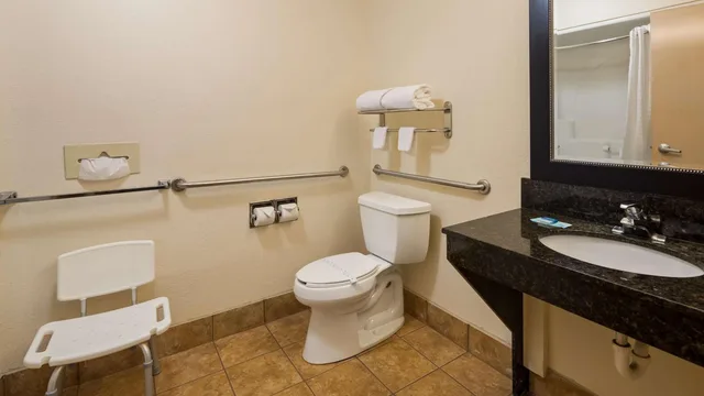 غرفة بسرير كينج بحوض استحمام لذوي الإعاقة، Best Western Inn Elyria 5/6