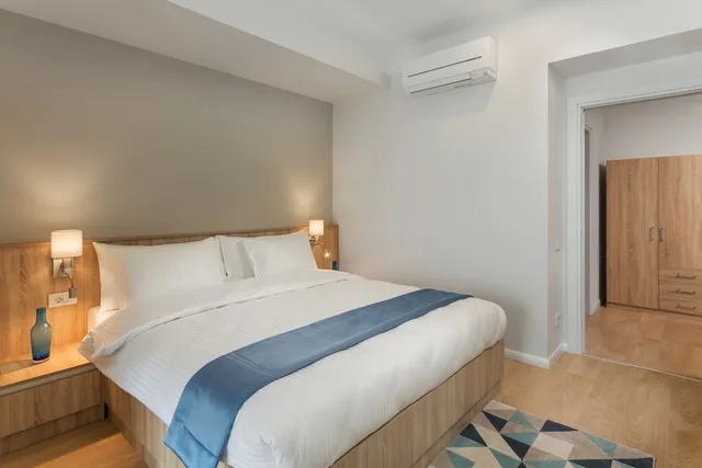 غرفة قياسية بسرير كينج بشرفة، Athina Suites Hotel 2/7