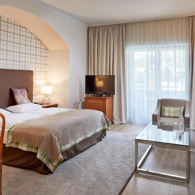 غرفة ديلوكس بسرير مزدوج بشرفة مع أريكة، Das Alpenhaus Gasteinertal Hotel Formerly Grand Park Hotel 2/3