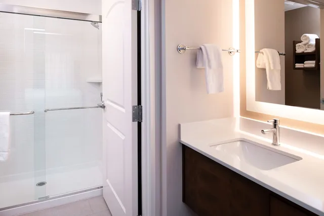 جناح بسرير كوين مع أريكة، Staybridge Suites St George 1/4