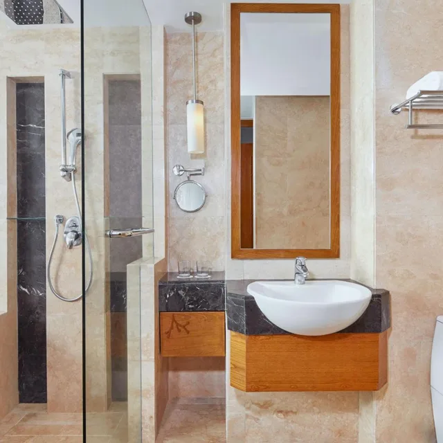 غرفة ديلوكس بسرير كينج بإطلالة على البحر، FOUR POINTS BY SHERATON MANADO 8/10