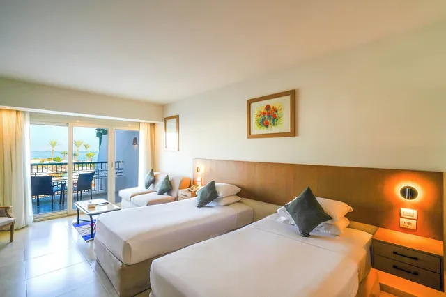 غرفة بريميوم بسرير كينج بإطلالة على البحر، Hilton Sharm Waterfalls Resort 1/5