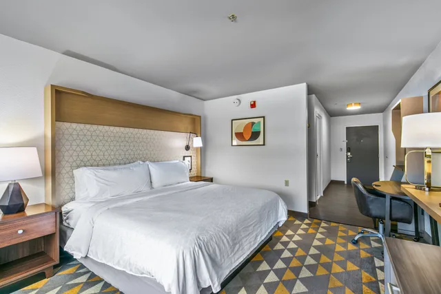 Leisure, King Bed، Holiday Inn Express and Suites Lucedale Hotel 1/5