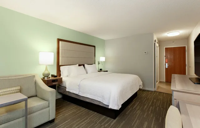 Study, King Bed, Sofa، Hampton Inn Melbourne 3/3