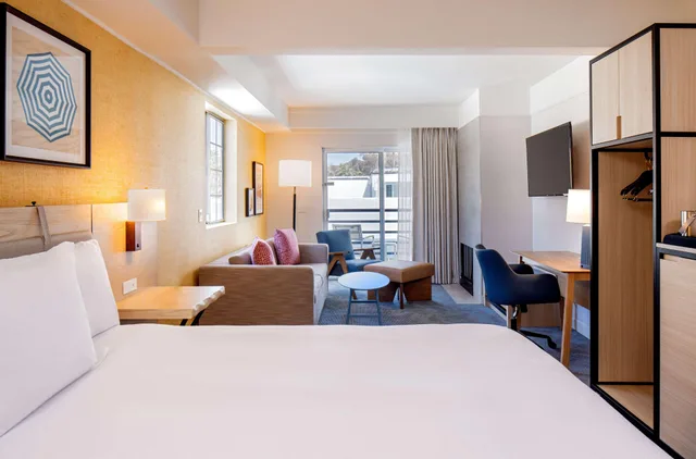 غرفة بسرير كينج بدون إطلالة مع أريكة، Hilton Garden Inn Dana Point Doheny Beach 2/4