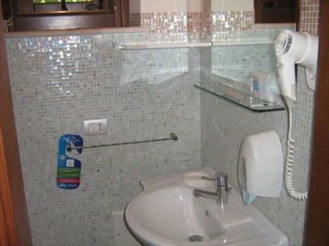 غرفة قياسية بسرير كوين بإطلالة على الجبل بشرفة، Albergo Auralba 3/5