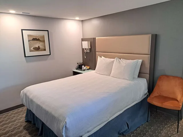غرفة بسرير كوين، Best Western Plus Vancouver Airport Hotel 1/3