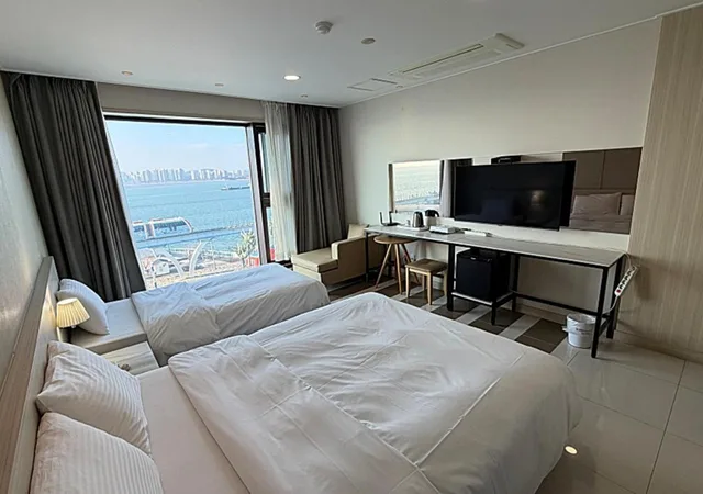 غرفة بريميوم بسريرين منفصلين بإطلالة على البحر، Premiers Hotel 1/10