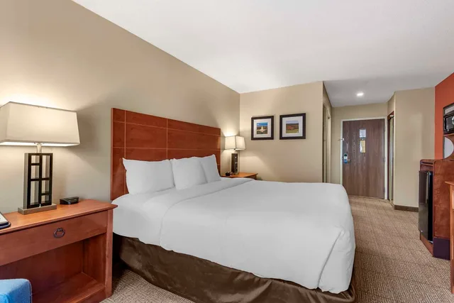 غرفة بسرير كينج لذوي الإعاقة، Comfort Inn Augusta Me 4/4