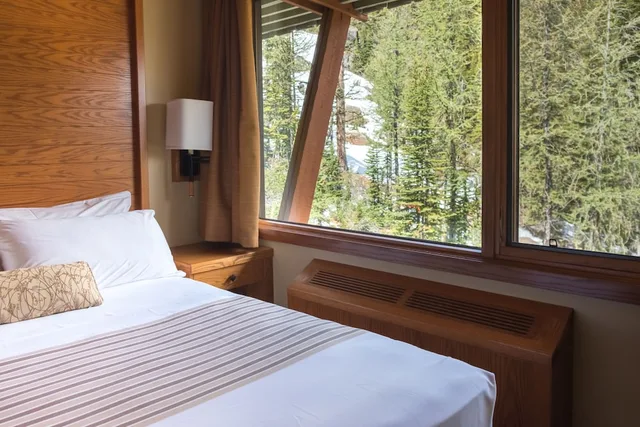 Deluxe, Trundle Bed, Queen Bed, Waterfall View، Sunshine Mountain Lodge - Superior Room 1/3