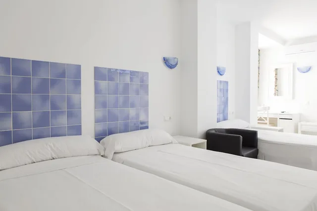 غرفة ثلاثية بثلاثة أسرّة بشرفة، Malaga Hotel Eliseos 1/5