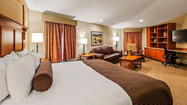 جناح بسرير كينج مع أريكة بمنطقة جلوس، Best Western Plus High Country Inn 7/10