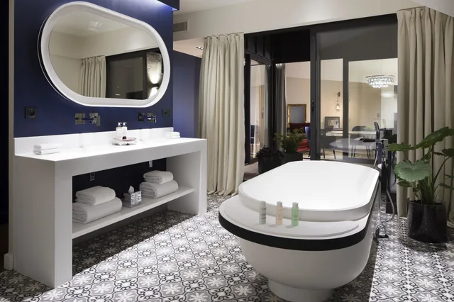جناح بسريرين منفصلين بشرفة، Hôtel Cardinal 1/1