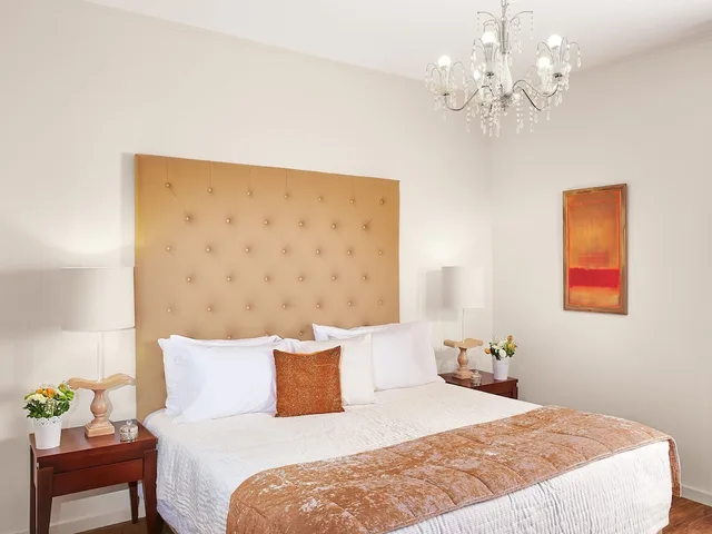 شقة بسرير مزدوج وسريرين منفصلين بغرفة نوم واحدة، Grecotel Casa Adele 1/2