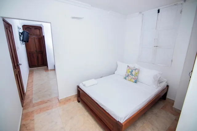Family, 1 Single and 2 Double Beds، Marie Real 2/10