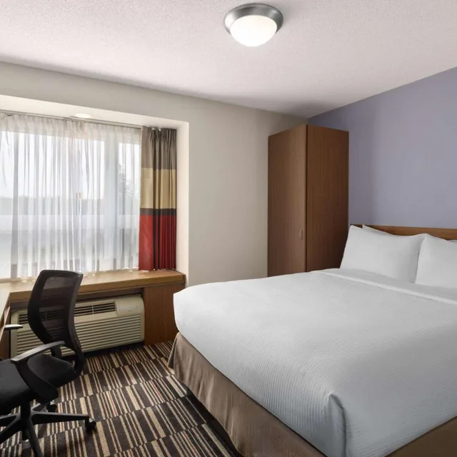 غرفة بسرير كينج وسرير كوين، Microtel Inn And Suites By Wyndham Kirkland Lake 5/8