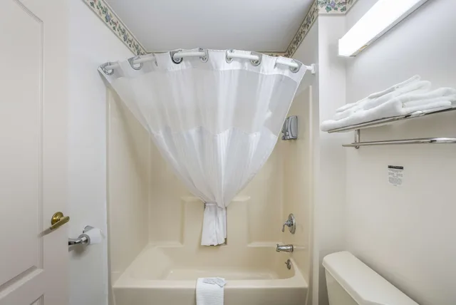 غرفة بسرير مزدوج، Americas Best Value Inn Suites Three Rivers 6/6