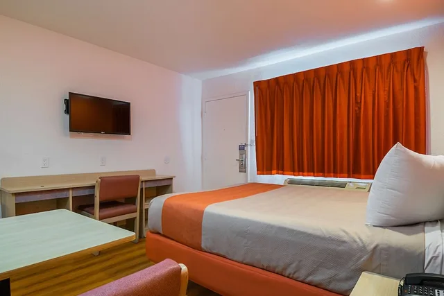Standard, Queen Bed, Smoking, Motel6 Lost Hills, CA 4/9