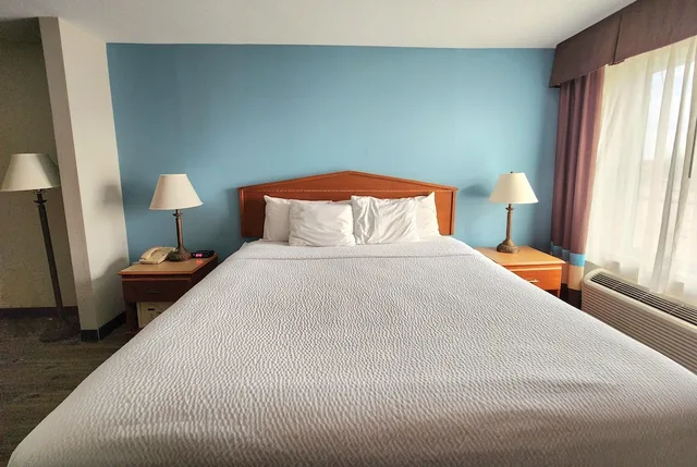 جناح بسرير كينج بحوض جاكوزي، Days Inn & Suites By Wyndham Thibodaux 2/10