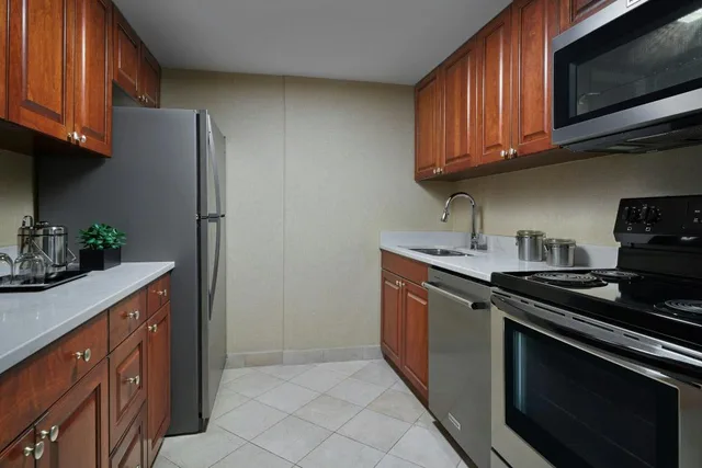 1 Bedroom, Presidential, G, Suite, King Bed, Skyline View, High Floor، Sheraton Kansas City Hotel At Crown Center 2/3