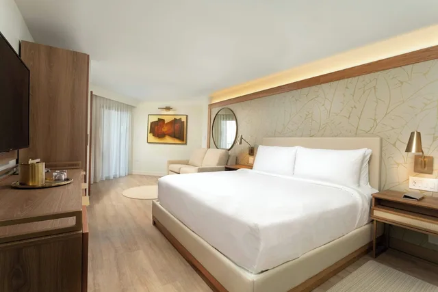 غرفة قياسية بسرير كينج بشرفة لذوي الإعاقة، Courtyard Isla Verde Beach Resort 2/3