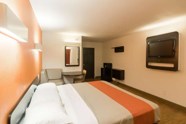 1 King Bed Mobility Accessible Tub, Nsmk، Motel6 Wichita Falls, TX - North 1/10