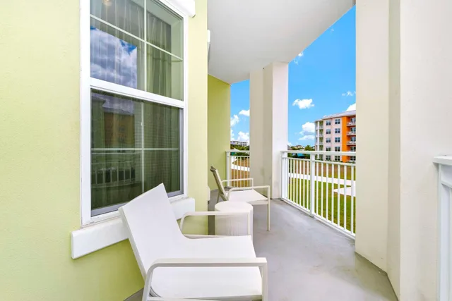 غرفة بسرير كينج بشرفة مع أريكة بمطبخ، Embassy Suites By Hilton Orlando Sunset Walk 4/10