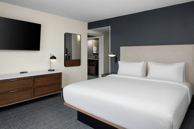 جناح بسرير كينج بغرفة نوم واحدة مع أريكة، Courtyard Chesapeake Greenbrier 1/6