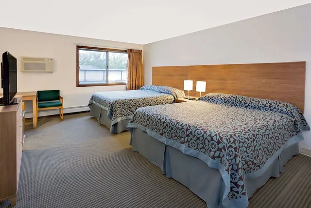 Upgrade, 2 Queen Beds, Days Inn by Wyndham Winona 6/10