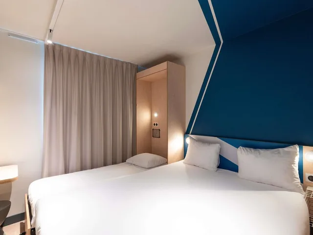 Room, 1 Double and 1 Single Bed, Murphy Bed، Ibis Budget Lyon Confluence 3/10