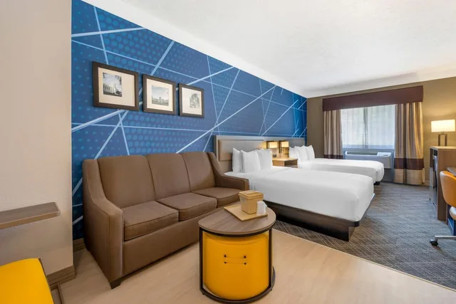 جناح بسريرين كوين مع أريكة لذوي الإعاقة، Comfort Suites Salem 2/5