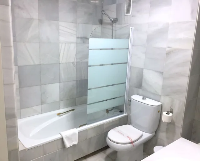 شقة بإطلالة على البحر بشرفة بغرفتي نوم، First Flatotel International 1/2