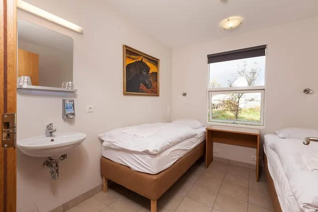 غرفة بسريرين منفصلين بحمام مشترك، Hotel Eldhestar 2/6