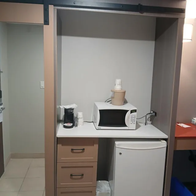 Room, 2 Queen Beds, Outdoor View, Pet Friendly، Ramada By Wyndham Fredericton 3/3