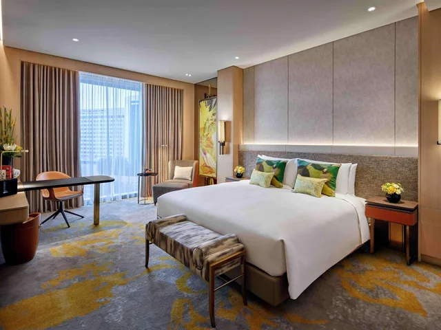 غرفة فاخرة بسرير كينج بإطلالة على المسبح في طابق مرتفع، Sofitel Singapore City Centre 2/5