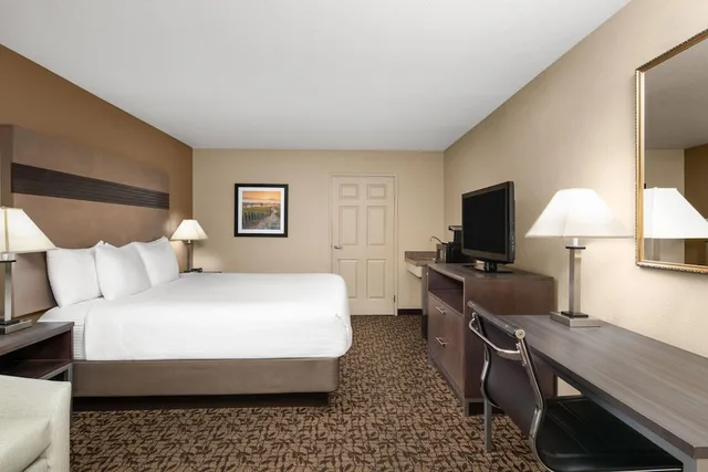 غرفة بسرير كينج لذوي الإعاقة، Hawthorn Suites By Wyndham Napa Valley 3/9