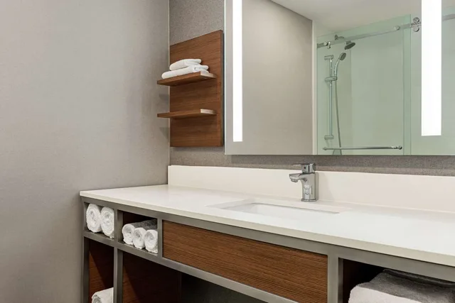 Room, King Bed, Hilton Garden Inn Kitchener-Cambridge 3/3