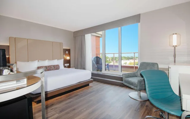 غرفة سوبيريور بسرير كينج، Coast Victoria Hotel Marina By Apa 3/6