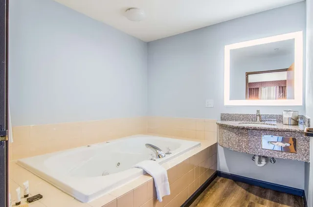 غرفة بسرير كوين بحوض جاكوزي، Red Lion Inn & Suites Des Moines 4/4