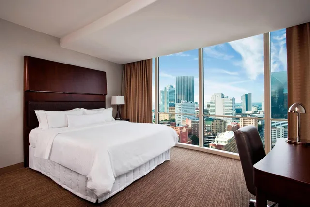 غرفة تقليدية بسرير كوين بحوض استحمام لذوي الإعاقة، The Westin Peachtree Plaza Atlanta 3/10