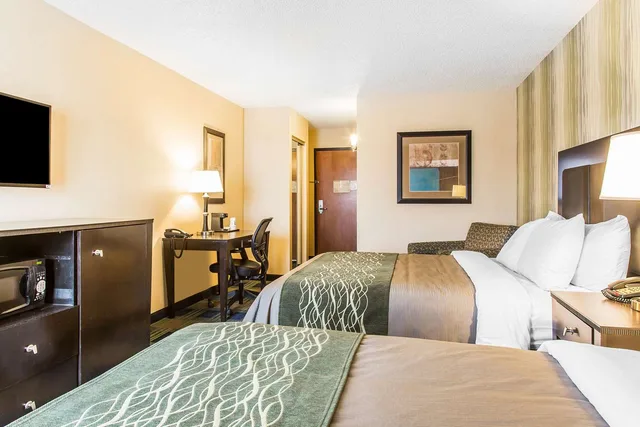 Room, 2 Queen Beds, Comfort Inn and Suites Meriden 2/2