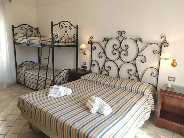 غرفة رباعية بسرير كوين وسرير بطابقين، Relais Sant' Eligio 1/2