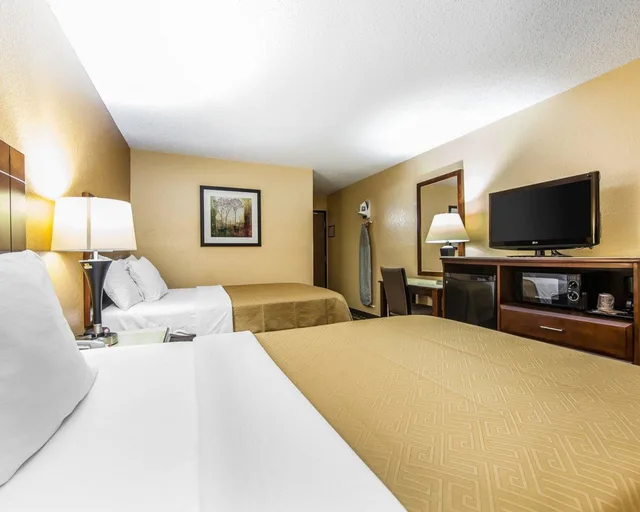 غرفة قياسية بسريرين مزدوجين، Econo Lodge Cartersville Emerson Lake Point 3/10