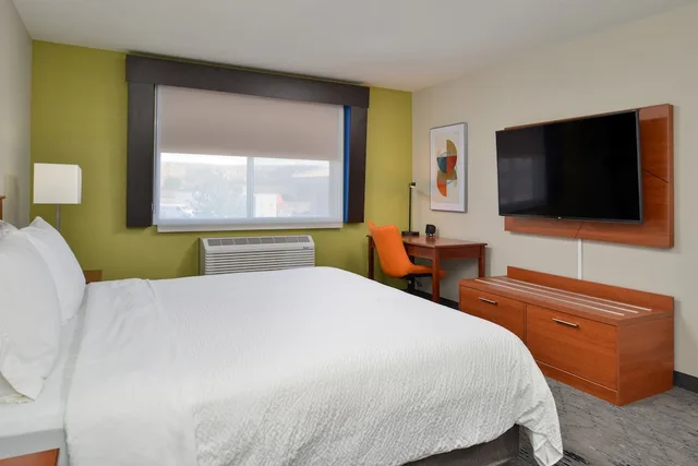 جناح بسرير كينج بغرفة نوم واحدة، Holiday Inn Express Hotel And Suites Farmington Bloomfield 4/7