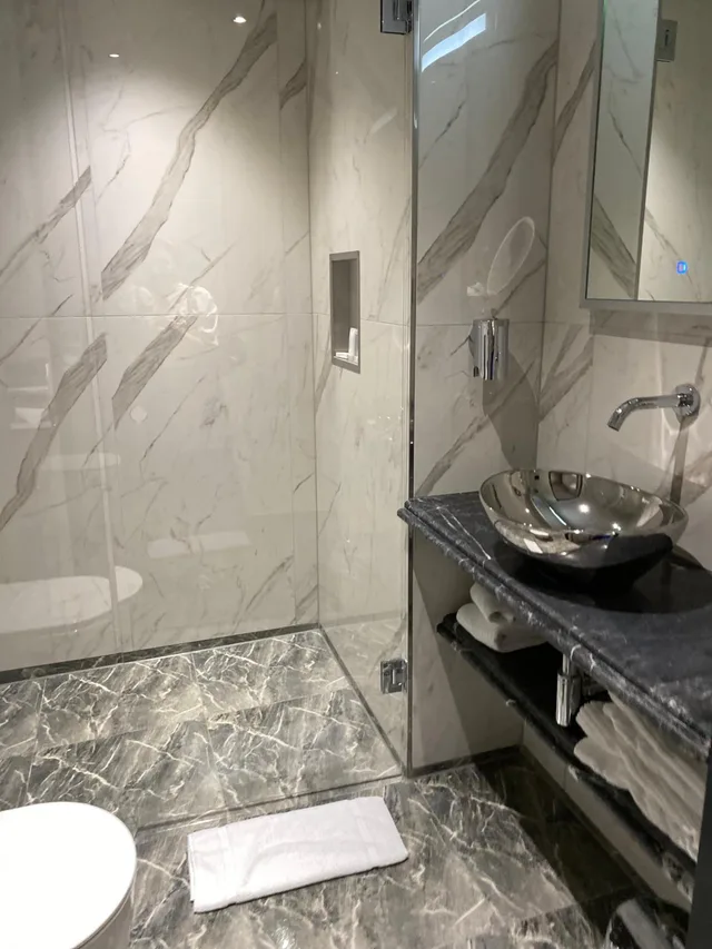 غرفة قياسية كبيرة بسرير مزدوج بشرفة بإطلالة، G Hotel 5/8