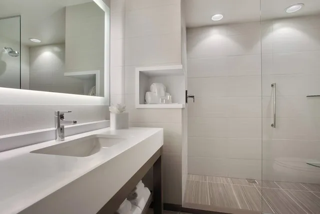 جناح بسرير كينج مع أريكة، Courtyard by Marriott Orlando South/Grande Lakes Area 2/4