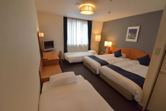 Room, Twin Beds, Two Extra Beds، Koraku Hotel 1/3