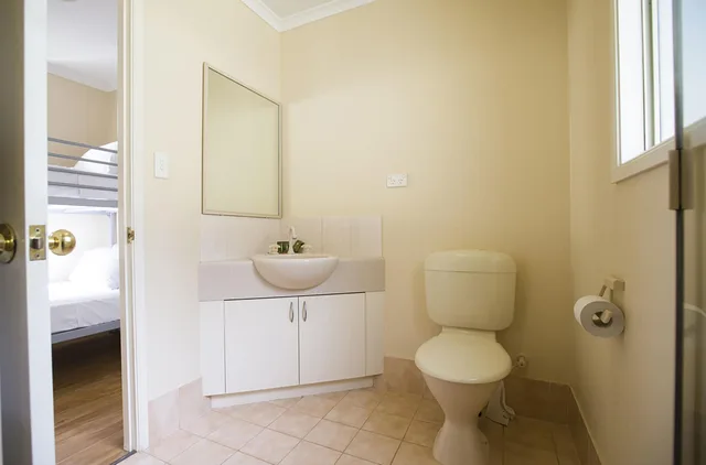 كابينة بسرير كوين وسرير بطابقين بغرفة نوم واحدة، RAC Busselton Holiday Park 5/8