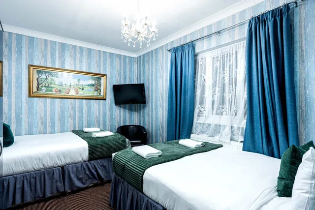 غرفة قياسية ثلاثية بسرير كوين وسرير فردي، Lancaster Court Hotel 2/2