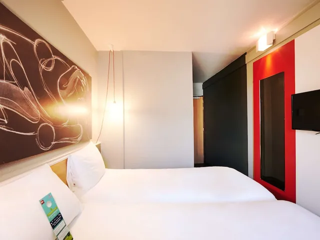 Room, Twin Beds, ibis Styles Lyon Gerland 1/8